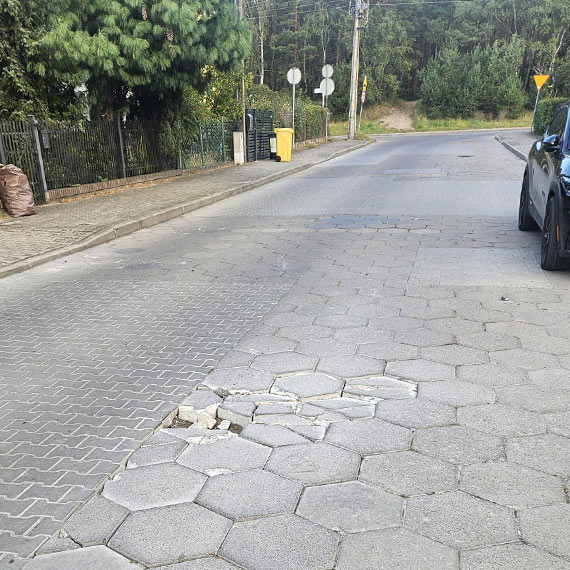 Mieszkaniec: Uszkodzona nawierzchnia na ulicy Wielkopolskiej zniszczya BMW. Miasto zareagowao dopiero po szkodzie