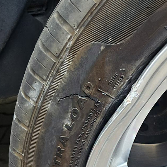 Mieszkaniec: Uszkodzona nawierzchnia na ulicy Wielkopolskiej zniszczya BMW. Miasto zareagowao dopiero po szkodzie
