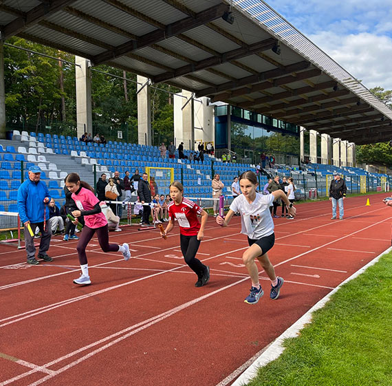Sztafetowe biegi przełajowe z udziałem szkolnych sportowców