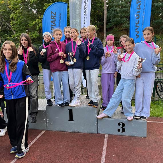 Sztafetowe biegi przełajowe z udziałem szkolnych sportowców