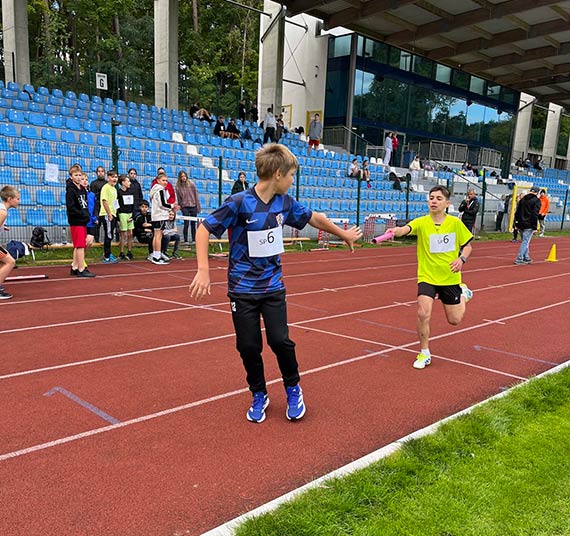 Sztafetowe biegi przełajowe z udziałem szkolnych sportowców