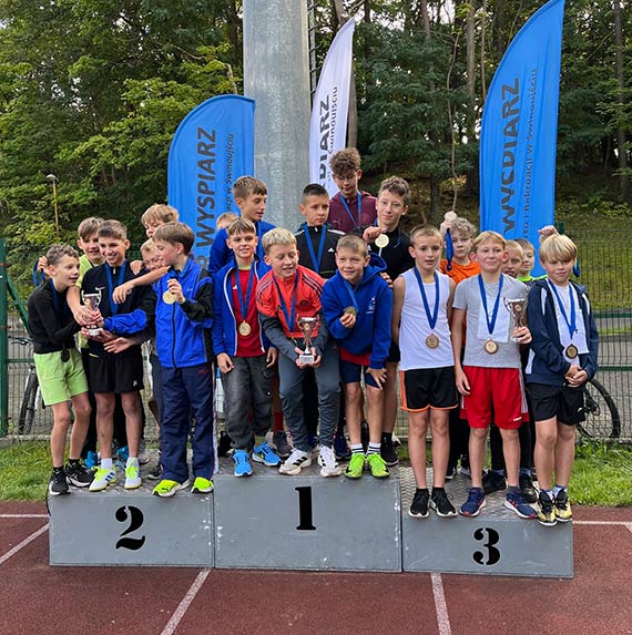 Sztafetowe biegi przełajowe z udziałem szkolnych sportowców