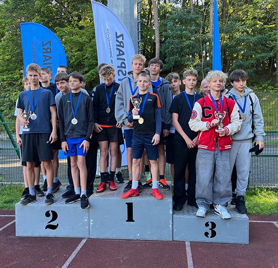Sztafetowe biegi przełajowe z udziałem szkolnych sportowców