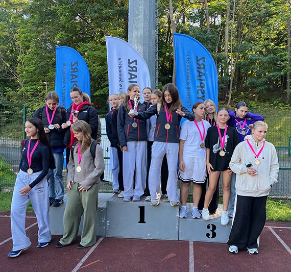 Sztafetowe biegi przełajowe z udziałem szkolnych sportowców