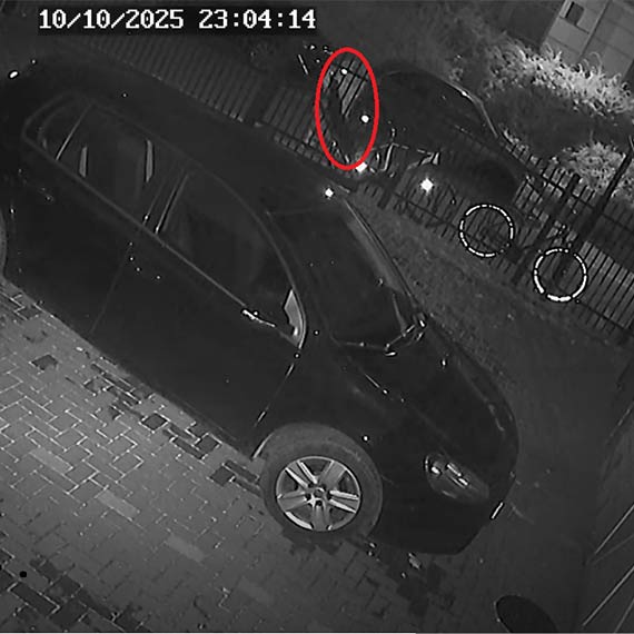 Uwaga na podejrzane zachowanie przy ulicy Wyszyńskiego. Monitoring zarejestrował mężczyznę, który interesował się rowerem