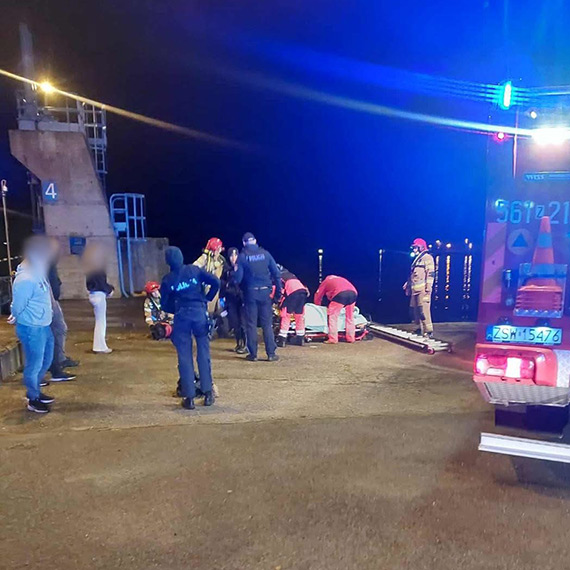 Szybka reakcja policjantw i straakw uratowaa ycie 45-letniej kobiecie