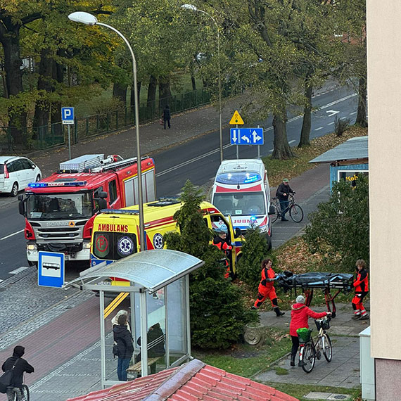 Mczyzna z noem w brzuchu zabrany z mieszkania