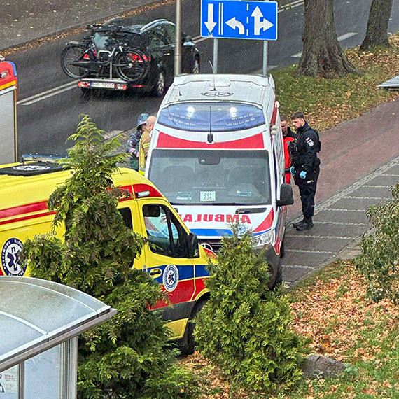 Mężczyzna z nożem w brzuchu zabrany z mieszkania