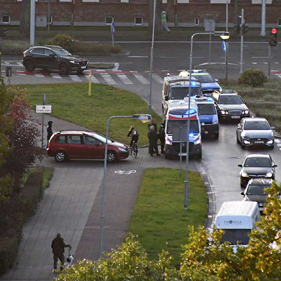 Wypadek na 11 Listopada. Rowerzysta potrcony przez 79-letniego kierowc Peugeota