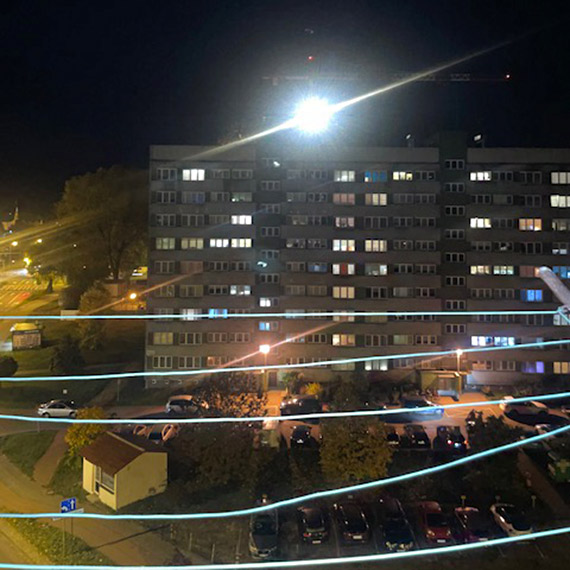 Światło jak z reflektora! Mieszkańcy ul. Matejki skarżą się na budowę, która nie daje im spać