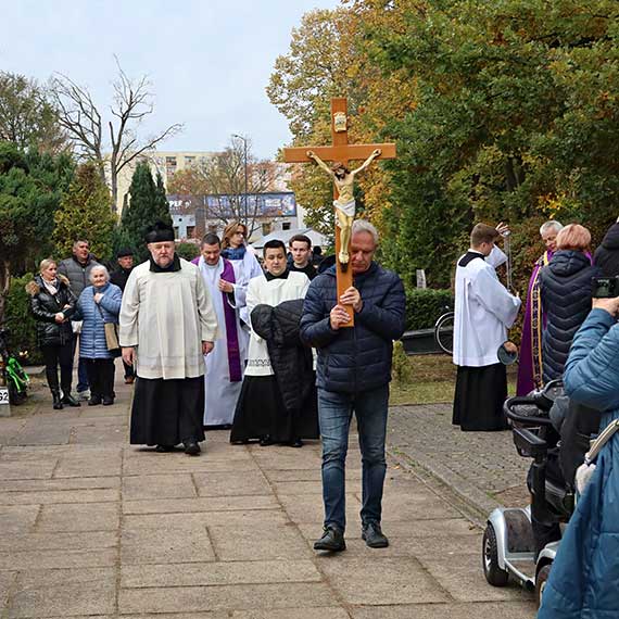 Modlitewne skupienie, morze zniczy wrd kwiatw, harcerskie patrole na alejkach. Tak witowalimy Dzie wszystkich witych na winoujskiej nekropolii
