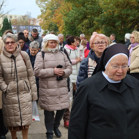 Modlitewne skupienie, morze zniczy wrd kwiatw, harcerskie patrole na alejkach. Tak witowalimy Dzie wszystkich witych na winoujskiej nekropolii