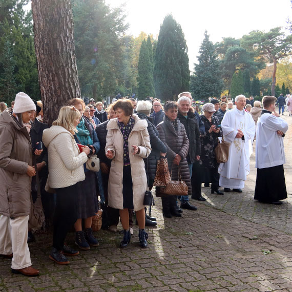 Modlitewne skupienie, morze zniczy wrd kwiatw, harcerskie patrole na alejkach. Tak witowalimy Dzie wszystkich witych na winoujskiej nekropolii