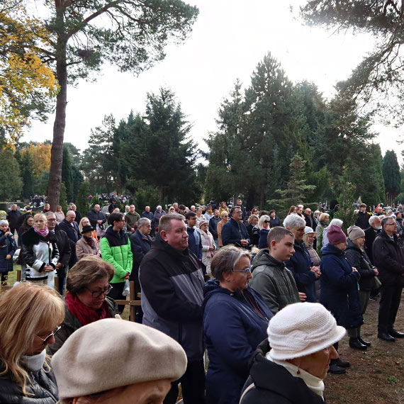 Modlitewne skupienie, morze zniczy wrd kwiatw, harcerskie patrole na alejkach. Tak witowalimy Dzie wszystkich witych na winoujskiej nekropolii