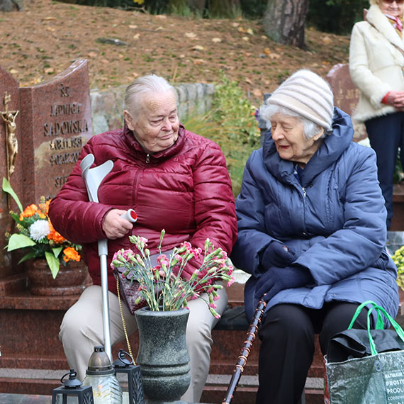 Modlitewne skupienie, morze zniczy wrd kwiatw, harcerskie patrole na alejkach. Tak witowalimy Dzie wszystkich witych na winoujskiej nekropolii