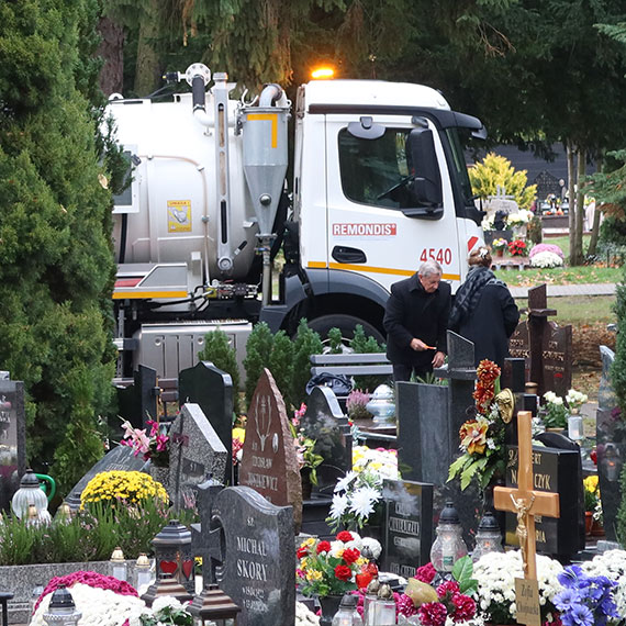 Modlitewne skupienie, morze zniczy wrd kwiatw, harcerskie patrole na alejkach. Tak witowalimy Dzie wszystkich witych na winoujskiej nekropolii