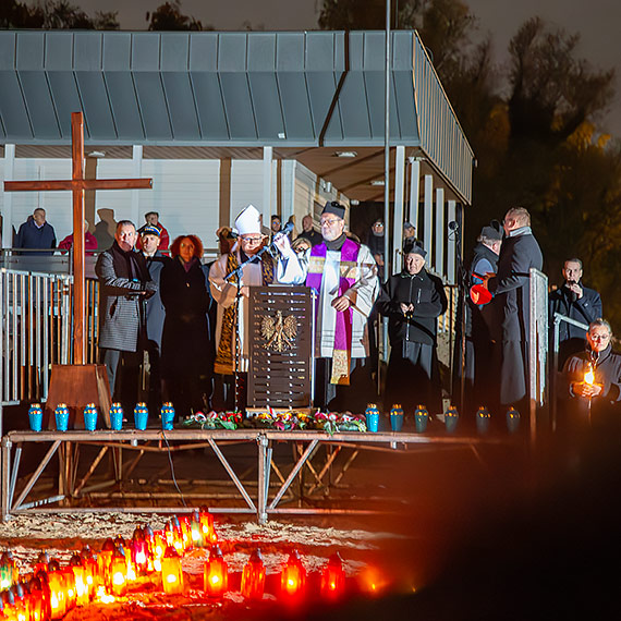 winoujska plaa rozwietlona wiatem zniczy. Morskie Zaduszki zgromadziy setki ludzi