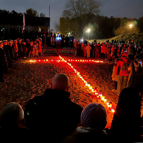 Świnoujska plaża rozświetlona światłem zniczy. Morskie Zaduszki zgromadziły setki ludzi