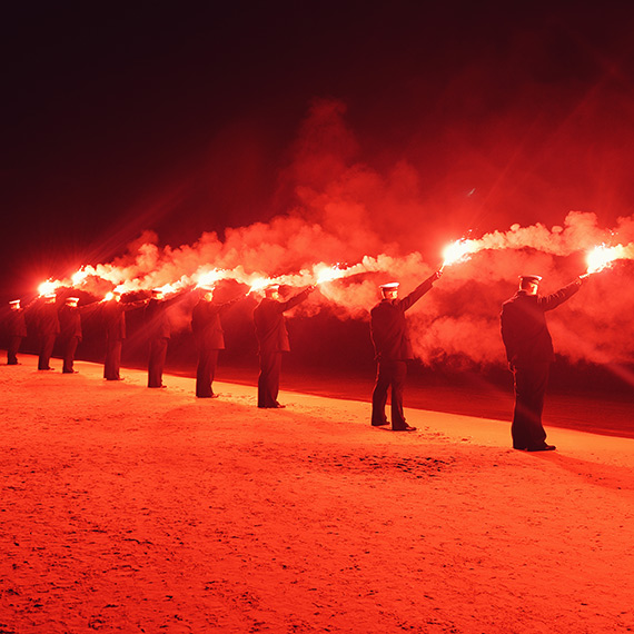 Świnoujska plaża rozświetlona światłem zniczy. Morskie Zaduszki zgromadziły setki ludzi