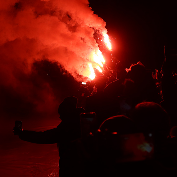 Świnoujska plaża rozświetlona światłem zniczy. Morskie Zaduszki zgromadziły setki ludzi