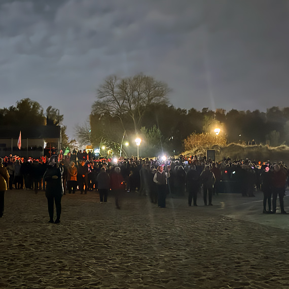 Świnoujska plaża rozświetlona światłem zniczy. Morskie Zaduszki zgromadziły setki ludzi