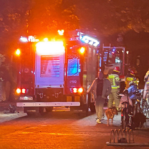 Zadymienie w bloku przy ulicy Modrzejewskiej. Na miejscu stra poarna, policja i pogotowie