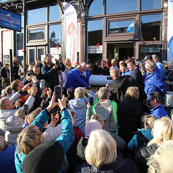 Gigantyczne szproty, rekord wiata - i puszka pena dobrej zabawy w restauracji Fisch Domke w Heringsdorfie. Zobacz film!