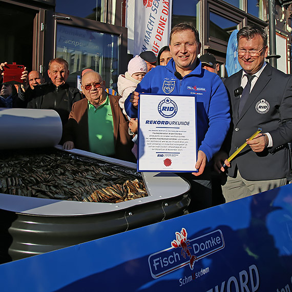 Gigantyczne szproty, rekord wiata - i puszka pena dobrej zabawy w restauracji Fisch Domke w Heringsdorfie. Zobacz film!