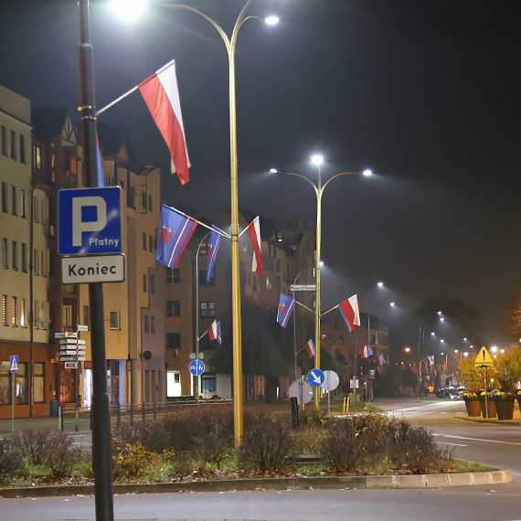 winoujcie w bieli - pomaraczowe wiata uliczne odchodz w przeszo