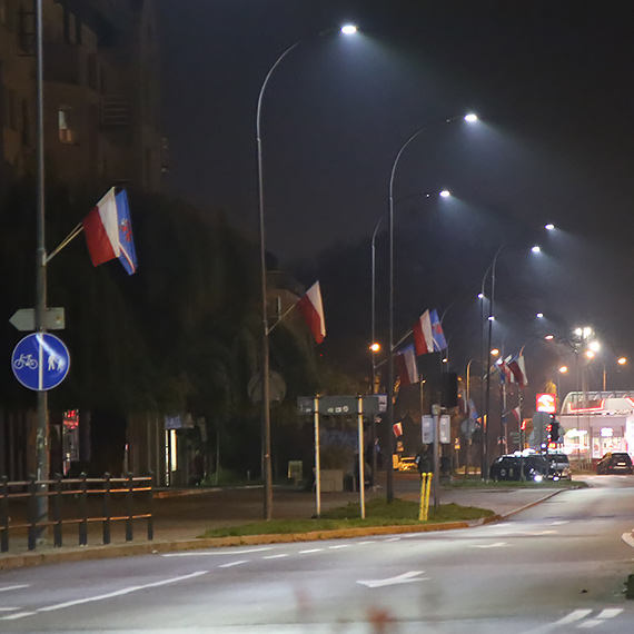 winoujcie w bieli - pomaraczowe wiata uliczne odchodz w przeszo