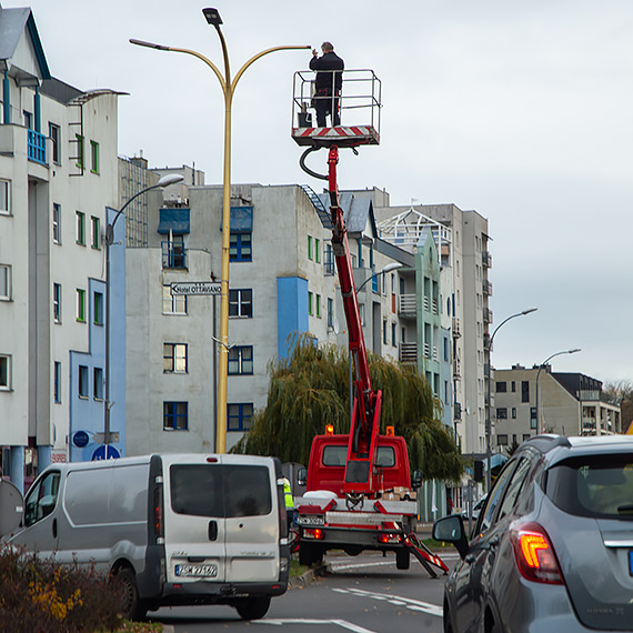 winoujcie w bieli - pomaraczowe wiata uliczne odchodz w przeszo