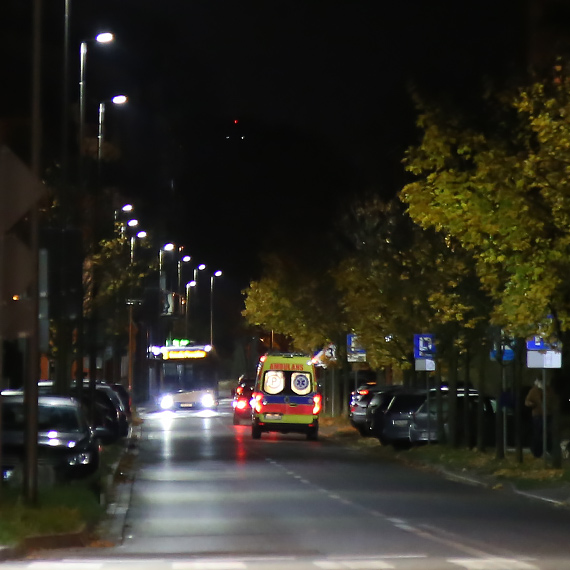 winoujcie w bieli - pomaraczowe wiata uliczne odchodz w przeszo