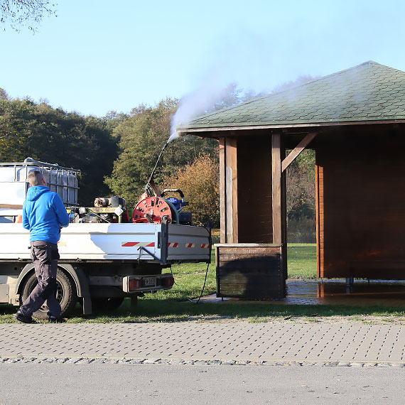 Przed 11 listopada: porzdki i przygotowania przy polanie „grillowej” przy basenie plnocnym