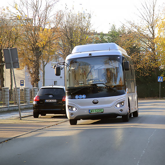 Nowoczesny, cichy i ekologiczny. Elektryczny autobus testowo wozi pasaerw po winoujciu