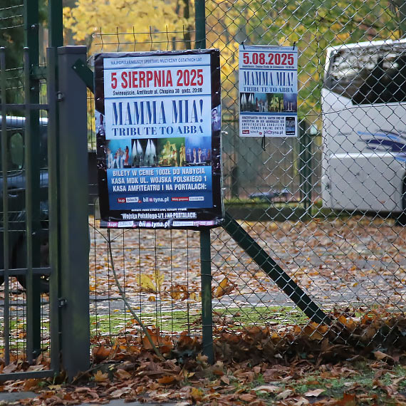 Reklamy z wakacji wci wisz przy hali tenisowej. Mieszkacy pytaj: kto pilnuje porzdku na terenie OSiR-u?