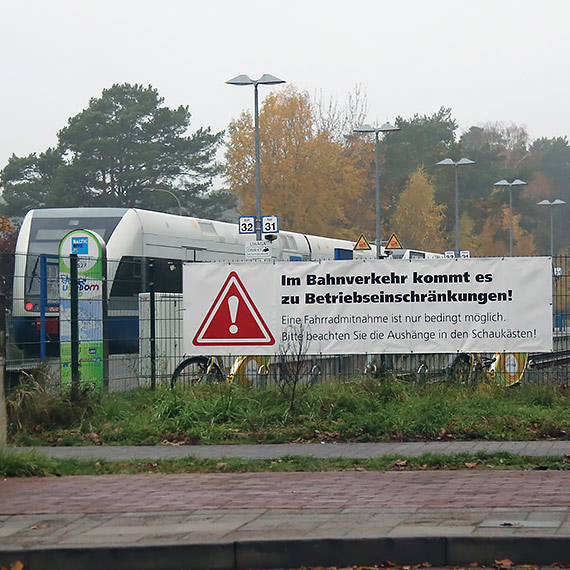 Ograniczenia w ruchu pocigw UBB. Baner ostrzega pasaerw przy ulicy 11 Listopada