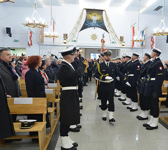 Z kocioa w witecznym pochodzie. winoujcie rozpoczo obchody wita Niepodlegoci modlitw i marszem