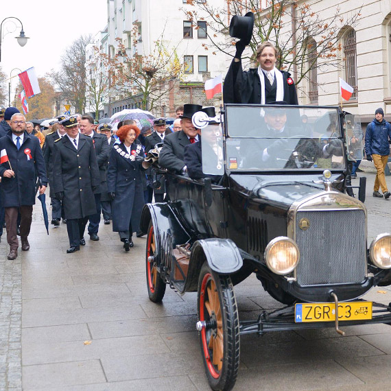 Z kocioa w witecznym pochodzie. winoujcie rozpoczo obchody wita Niepodlegoci modlitw i marszem