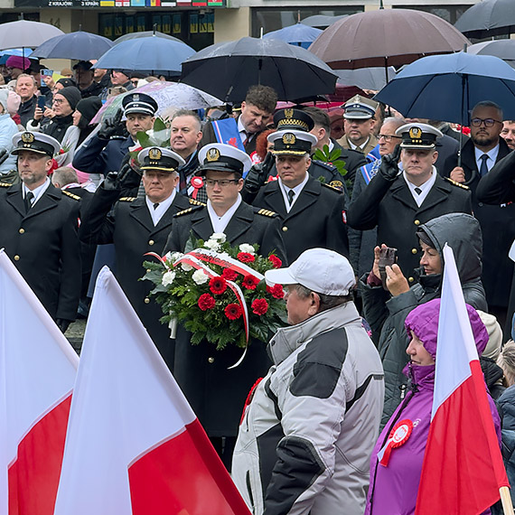 Na Placu Sowiaskim zabrzmia hymn. Uroczysta sesja Rady Miasta i hod dla bohaterw