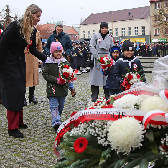 Na Placu Sowiaskim zabrzmia hymn. Uroczysta sesja Rady Miasta i hod dla bohaterw