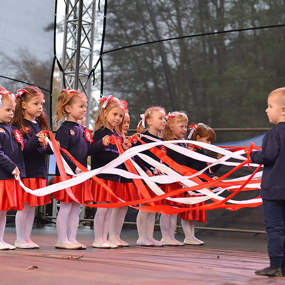 Piknik Niepodległościowy na Basenie Północnym. Konie, fortepian i śpiewy