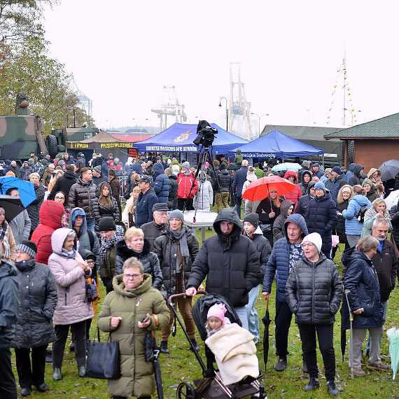 Piknik Niepodległościowy na Basenie Północnym. Konie, fortepian i śpiewy
