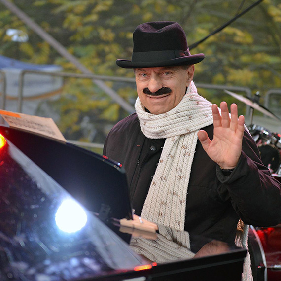 Piknik Niepodległościowy na Basenie Północnym. Konie, fortepian i śpiewy