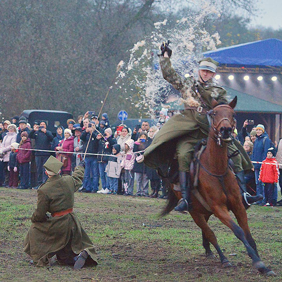 Piknik Niepodległościowy na Basenie Północnym. Konie, fortepian i śpiewy