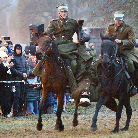 Piknik Niepodległościowy na Basenie Północnym. Konie, fortepian i śpiewy