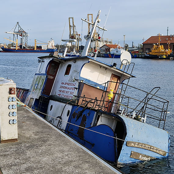 Wrak z Basenu Północnego tonie - natura sama zaczyna go chować