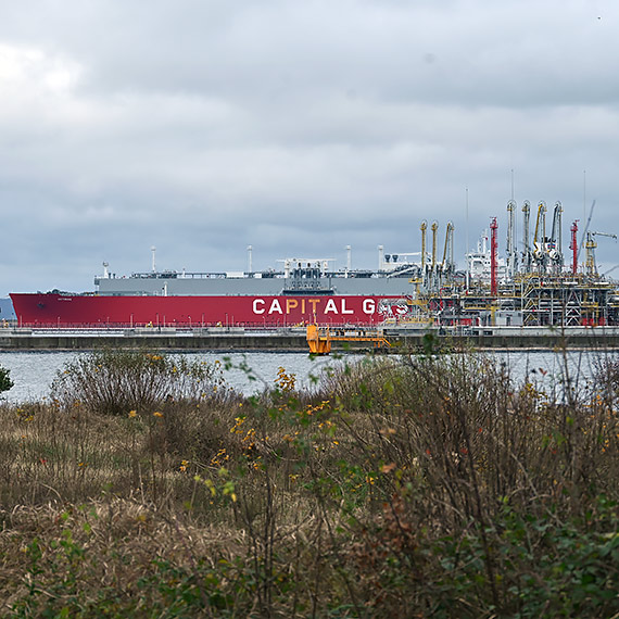 Gazowiec schodzi z waciwego toru podejciowego. Interwencja VTS i inspekcja kaduba po zacumowaniu w winoujciu