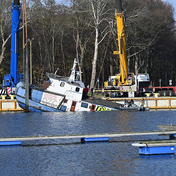 Fiasko pierwszego dnia podnoszenia wraku kutra w Basenie Pnocnym. Operacja bdzie kontynuowana jutro