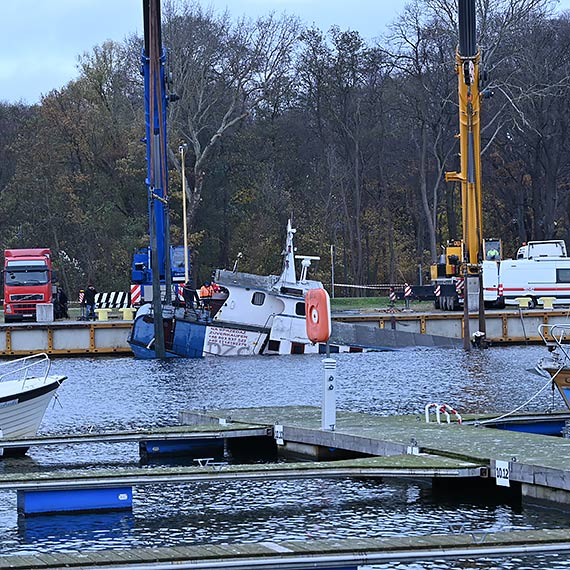 Fiasko pierwszego dnia podnoszenia wraku kutra w Basenie Pnocnym. Operacja bdzie kontynuowana jutro
