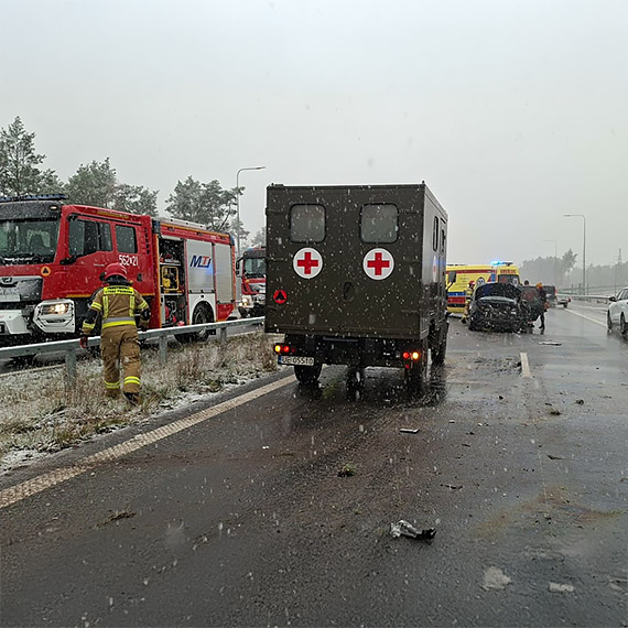 Poślizg na S3 przed Świnoujściem. Kobieta jadąca Seatem wpadła na barierki